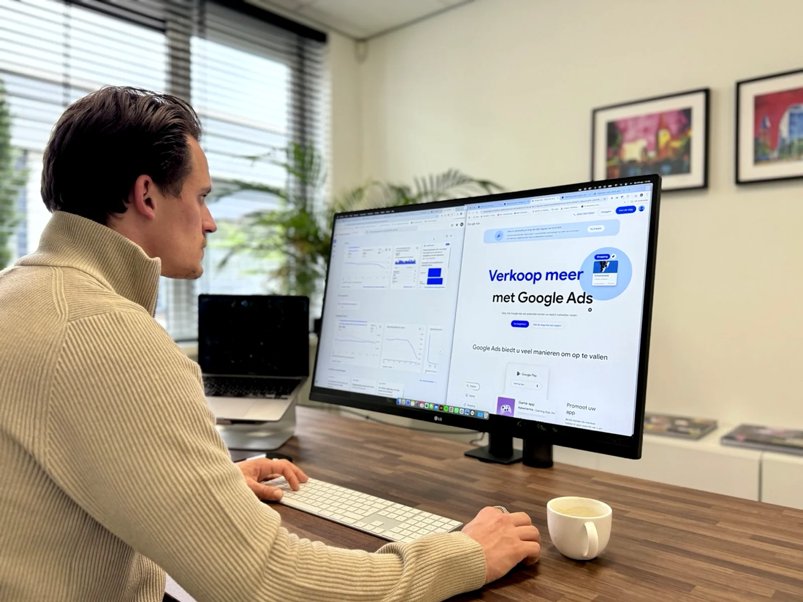 SEA-specialist van STBK Marketing werkt aan Google Ads-campagnes op kantoor